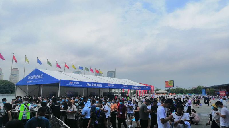 服装店喷绘背景墙加盟代理：揭秘其背后的工艺与价值